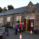 Los votantes llegan a la remota localidad de Lohcarron, en las Highlands.