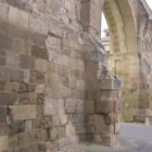 El arco interior del monasterio se encuentra en pleno proceso de deterioro