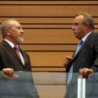 José Valín (PP) y José Arsenio Giménez (PSOE), conversan tras ser elegidos como senadores