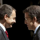 Zapatero y Núñez Feijóo se saludan en las puertas de La Moncloa antes de la reunión.