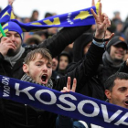 Aficionados de Kosovo animan a su selección de fútbol durante un partido amistoso contra Haití.
