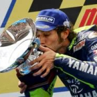 Valentino Rossi besa el trofeo logrado en el circuito de Montmeló