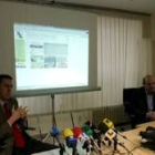 Javier Estrada y Valentín Vaquero, durante la explicación a los medios informativos
