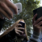 Adolescentes utilizando teléfonos móviles.