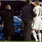 Bernd Schuster discute con Beckham, jugador del Real Madrid