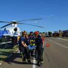 Los equipos de rescate preparan a uno de los heridos para su traslado en helicóptero a León. MEDINA
