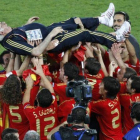 Los jugadores de la selección española mantean a Luis Aragonés tras conquistar el título de la Eurocopa del 2008 en Viena.