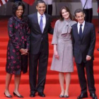 Obama y Sarkozy posan con sus respectivas mujeres, Michelle y Carla Bruni, a su llegada al Palais Ro