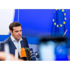 Tsipras se dirige a los medios a la salida de una reunión en Bruselas.