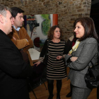 Victor Robla, en primer término, charla en un grupo con Misericordia Bello y Fidentino Reyero, el día 19 en la sede de la DO.