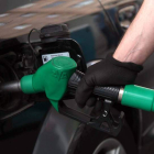 Un conductor echa gasolina a un vehículo en un área para repostar. EFE