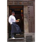 Carlos D. Cidón, en la puerta de su restaurante Vivaldi.