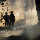 Unos bomberos tratan de controlar el fuego cerca del volcan Vesubio.