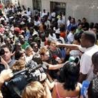 Varios inmigrantes se concentraron ayer frente al Ayuntamiento de Roquetas de Mar
