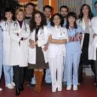 Los integrantes del equipo actoral de la teleserie española de médicos «MIR»