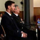 Messi, junto a su padre, durante el juicio en la Audiencia Provincial de Barcelona. ALBERTO ESTÉVEZ