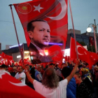 Un seguidor de Erdogan sostiene una bandera con una imagen del presidente turco, en una marcha progubernamental, en Ankara, el 20 de julio.