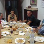 Los encerrados, ayer, en su primera comida tras iniciar la protesta en la Diputación.