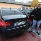 Alfonso Pérez Crespo, el ponferradino con su coche cuya matrícula fue confundida en Madrid