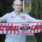 Ángel Monzú es el socio número 458 de la Cultural y no se ha perdido ni un solo partido de su equipo fuera de León, deplazándose a Ceuta y a la La Línea de la Concepción. RAMIRO