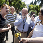 La alcaldesa de Roma, Virginia Raggi, habla con varios de los residentes del barrio de Tor Bella. CLAUDIO PERI