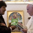 Evo Morales hace entreda el papa Francisco de los libros sobre la coca. ALESSANDRA TARANTINO