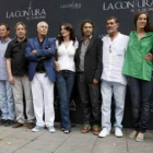Juanjo Puigcorbé y Antonio del Real (tercero y cuarto por la izquierda), con el elenco de la películ