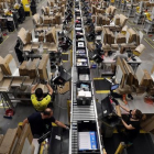Trabajadores en una planta empaquetadora de pedidos de Amazon.