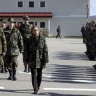 La ministra Chacón realizó el anuncio de la retirada de tropas durante su visita a Kosovo