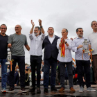 Los presos independentistas saludan a las puertas del penal de Lledoners tras abandonar la cárcel. S. SAEZ