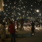Varias personas lanzan bengalas en la celebración del festival hindú del Diwali, en Dubái (EAU), el 19 de octubre.