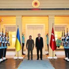 El presidente de Turquía, Erdogan, y el de Ucrania, Zelensky, ayer en Estambul. MURAT CETIN MUHURDAR