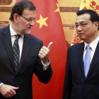 Mariano Rajoy habla con el primer ministro chino, Li Keqiang, el jueves en Pekín.