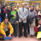 El diputado Francisco Castañón, en el centro, en la inauguración de la exposición de Asprona
