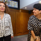 La alcaldesa de Ponferrada, Gloria Fernández Merayo (I), junto a la portavoz de Ciudadanos, Rosa Luna (D), momentos antes del inicio del pleno del Ayuntamiento de Ponferrada en el que no se ha aprobado los presupuestos municipales para 2019.