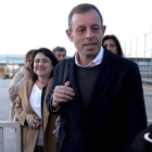 Salida de Sandro Rosell, en la imagen junto a su esposa, de la cárcel de Soto del Real.