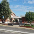 Fachada del colegio de Navatejera, que hasta el curso pasado fue cabecera del CRA.