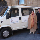 Representantes del equipo de Gobierno, junto a la furgoneta con la que se repartirán alimentos.