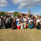 Los vecinos, vestidos para la ocasión, sirvieron ayer de atrezzo en el campamento.
