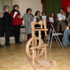Las mujeres de San Román, cantando ‘La Lloba Parda’ junto al rabel de Fran Allegre.