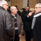 Fierro, a la derecha, pidiendo a los militantes que accedieran anoche al salón de actos.
