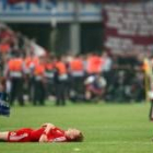 Los jugadores del Liverpool Kuyt y Riise muestran su decepción