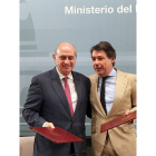 El ministro y el presidente de Madrid, ayer, tras la firma.
