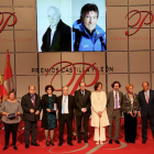 El presidente de la Junta, Juan Vicente Herrera, entrega los Premios Castilla y León 2015. En la imagen junto a los premiados y en la pantalla los premiados que no han podido asistir a recoger el premio.