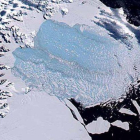 Imagen satelital de la plataforma Larsen B, repleta de icebergs donde antes había hielo compacto.