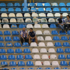 Los últimos aficionados en abandonar las gradas de El Toralín, incrédulos todavía ante lo que acababa de pasar sobre el terreno de juego. L. DE LA MATA