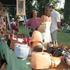 Vecinos y turistas disfrutaron ayer el mercadillo junto al monasterio