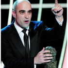 Luis Tosar saluda feliz con su Goya al mejor actor por su gran trabajo en «Celda 211».