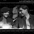 Gerda Taro y Robert Capa, en la terraza del Café du Dôme de París, retratados por su amigo Fred Stein (principios de 1936).
