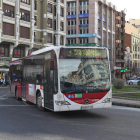 Un autobús urbano de León, circulando por el centro de la ciudad. SECUNDINO PÉREZ